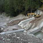 Un’immagine dei lavori di realizzazione della scalinata di briglie a monte del tratto di intervento nel 2002
