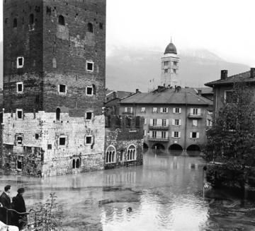 Trento, piazza della Portela: foto storica relativa all'alluvione del 1966